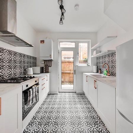 Beautifully Modern 2-Bed Apartment W/Garden Londyn Zewnętrze zdjęcie